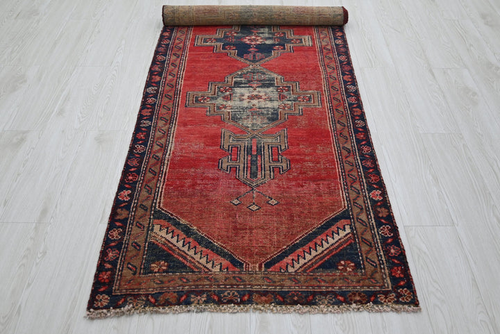 red Runner rug 2' 10" x 8' 10"
