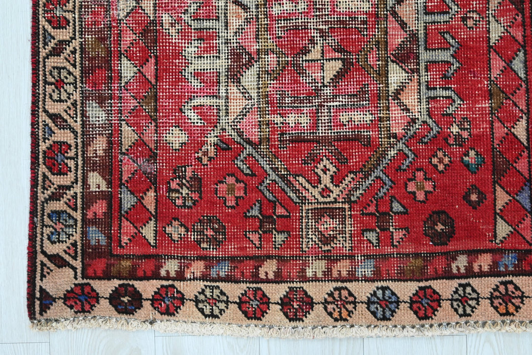 red Runner rug 2' 7" x 9' 11"