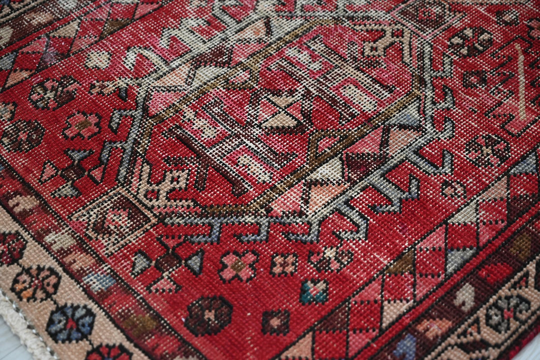 red Runner rug 2' 7" x 9' 11"