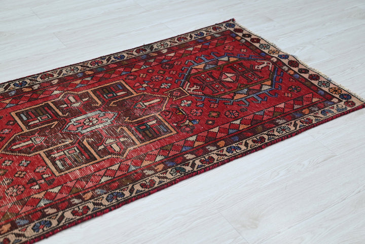 red Runner rug 2' 7" x 9' 11"