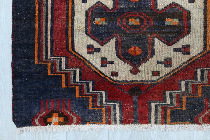 black Medium rug 2' 9" x 7' 5"