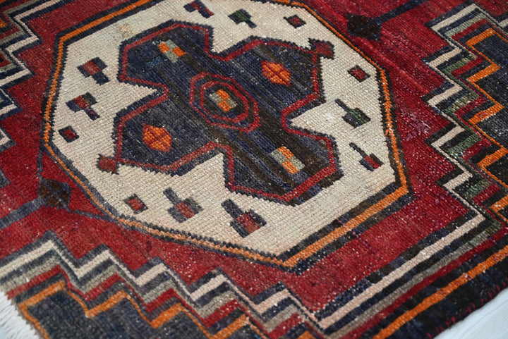 black Medium rug 2' 9" x 7' 5"