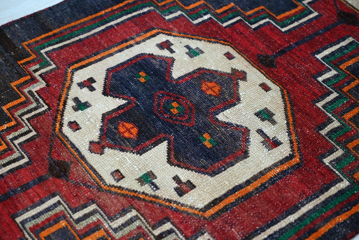 black Medium rug 2' 9" x 7' 5"