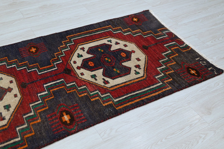 black Medium rug 2' 9" x 7' 5"