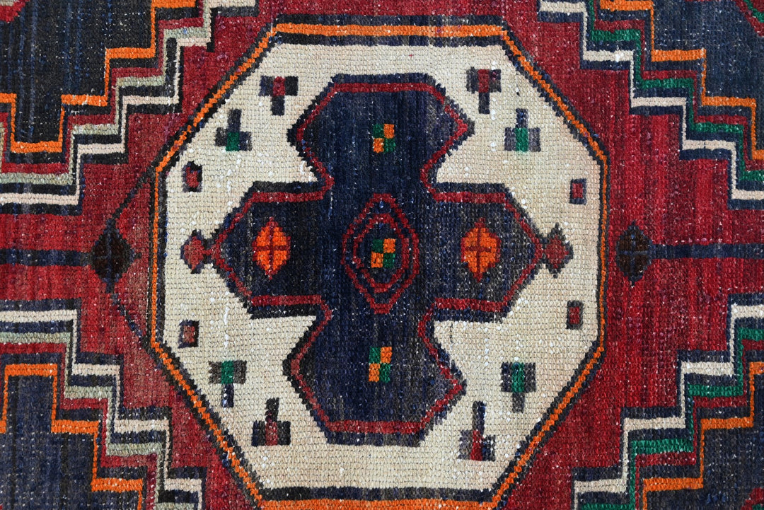 black Medium rug 2' 9" x 7' 5"