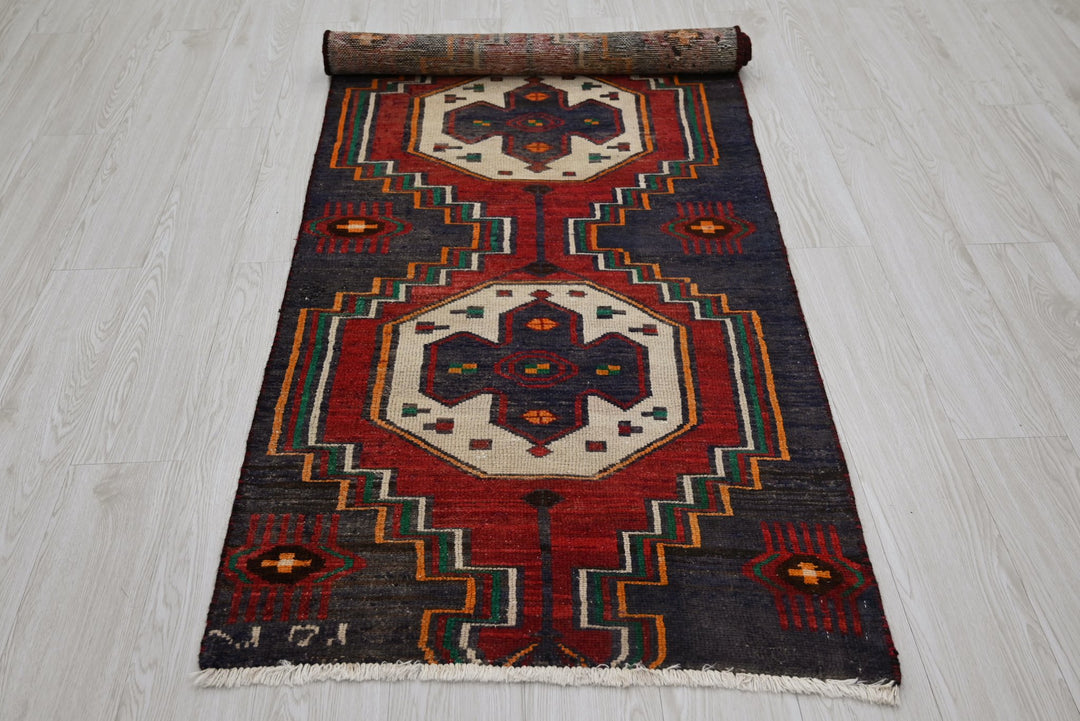 black Medium rug 2' 9" x 7' 5"