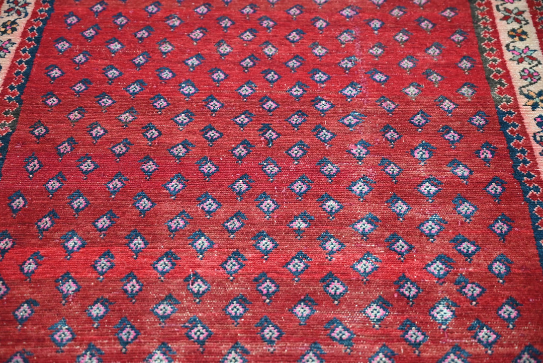 red Accent rug 3' 9" x 5' 0"