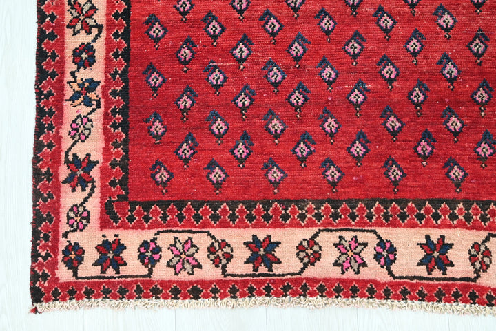 red Accent rug 3' 9" x 5' 0"