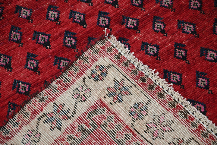 red Accent rug 3' 9" x 5' 0"