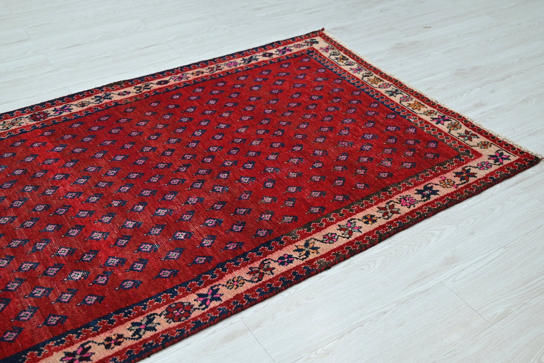 red Accent rug 3' 9" x 5' 0"