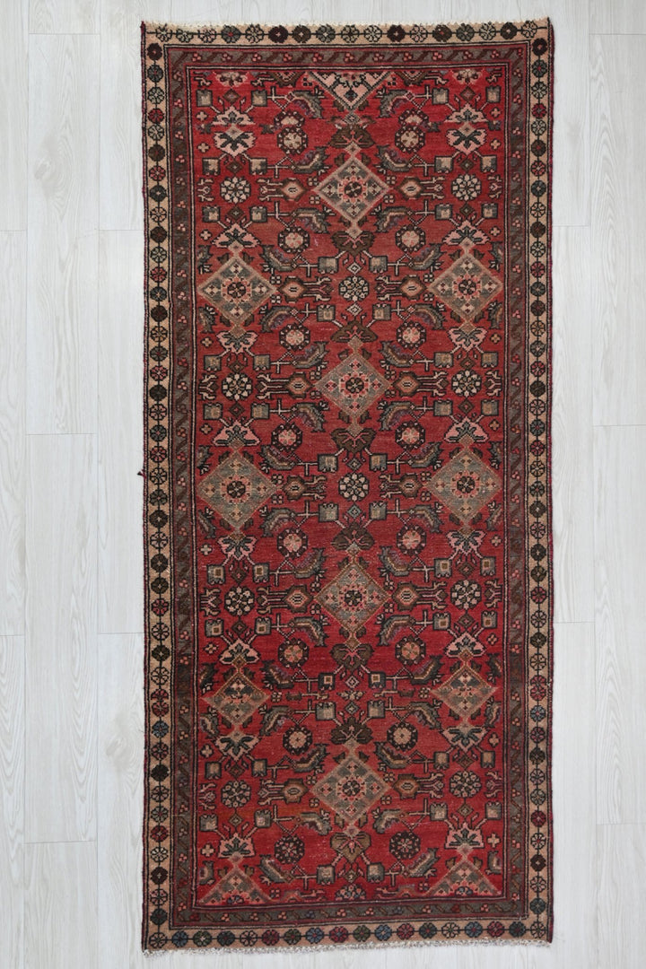 red Medium rug 2' 11" x 6' 11"