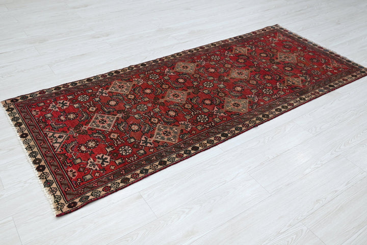 red Medium rug 2' 11" x 6' 11"