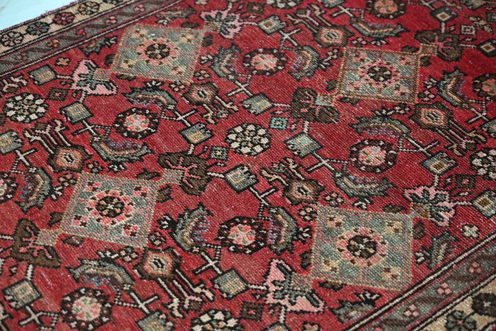 red Medium rug 2' 11" x 6' 11"