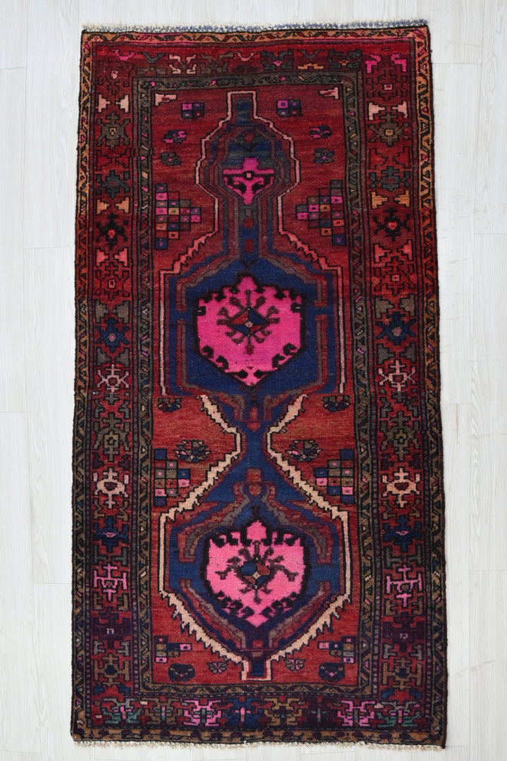 red Accent rug 3' 2" x 6' 0"