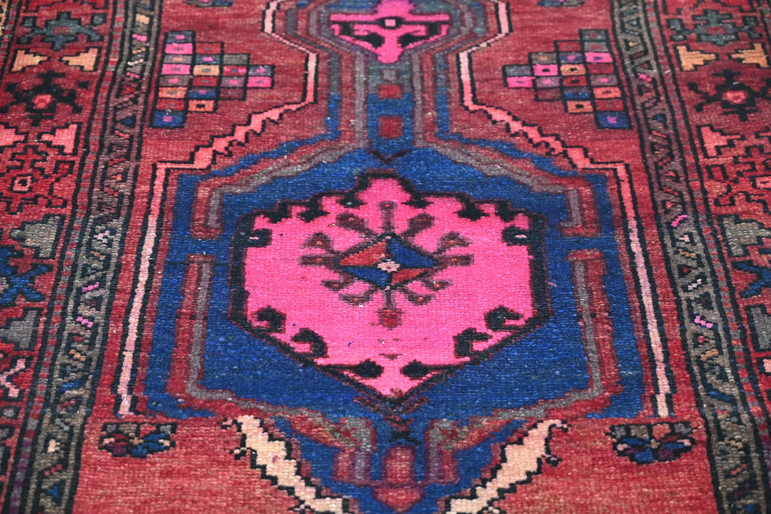 red Accent rug 3' 2" x 6' 0"