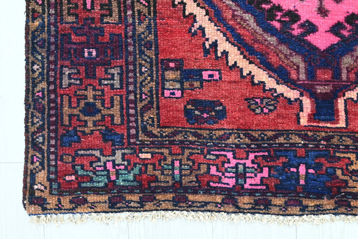 red Accent rug 3' 2" x 6' 0"