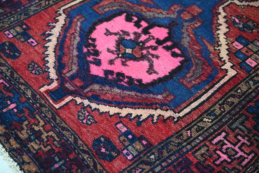 red Accent rug 3' 2" x 6' 0"