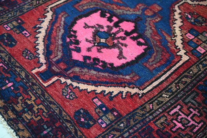 red Accent rug 3' 2" x 6' 0"