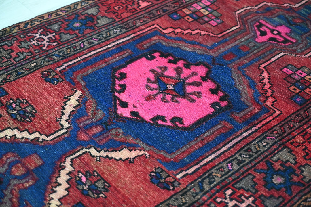 red Accent rug 3' 2" x 6' 0"