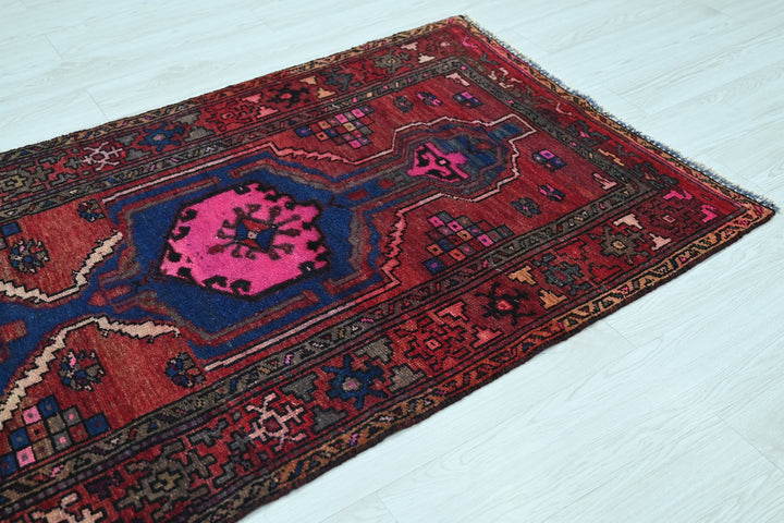 red Accent rug 3' 2" x 6' 0"