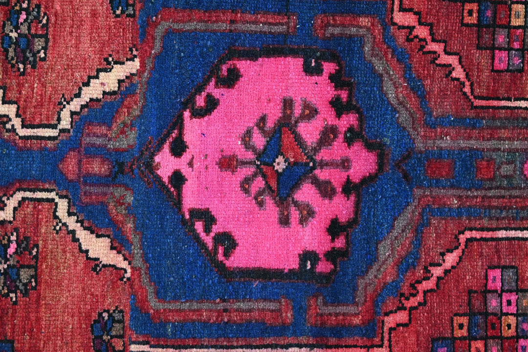 red Accent rug 3' 2" x 6' 0"
