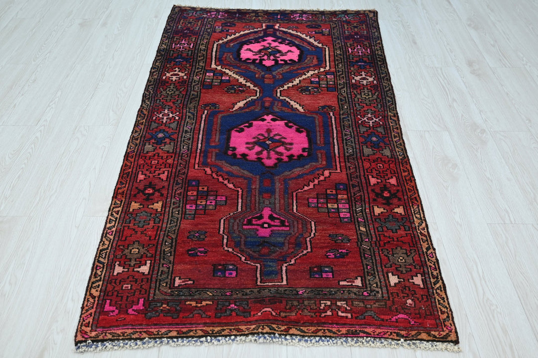 red Accent rug 3' 2" x 6' 0"