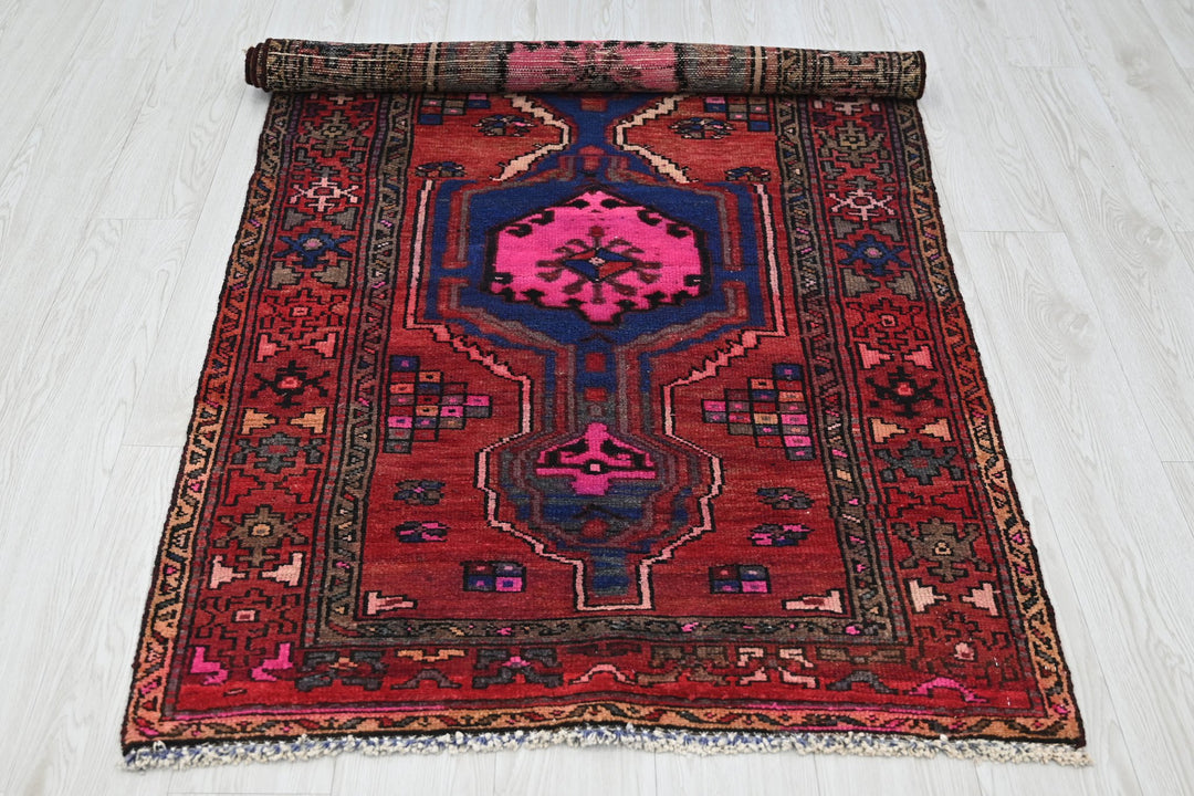 red Accent rug 3' 2" x 6' 0"