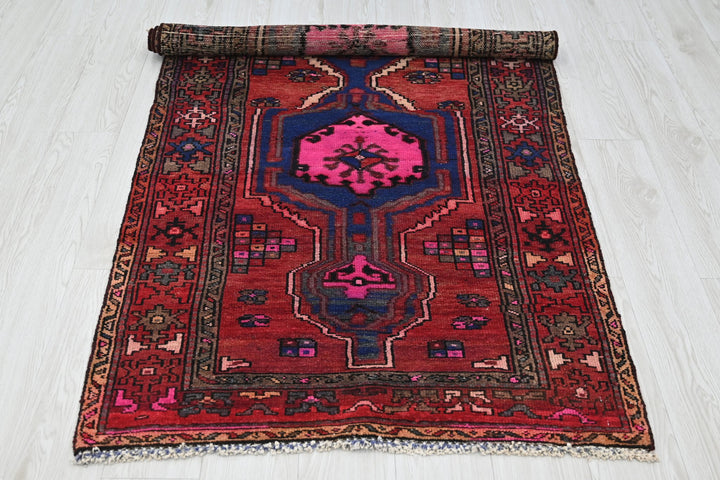 red Accent rug 3' 2" x 6' 0"