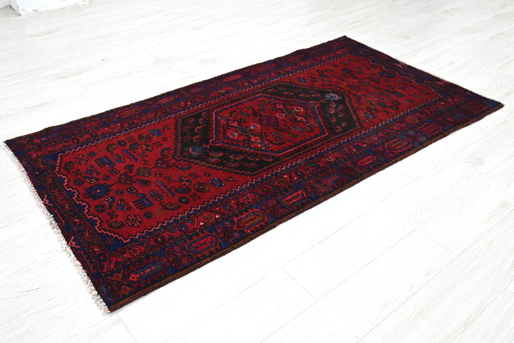 red Accent rug 3' 3" x 6' 5"