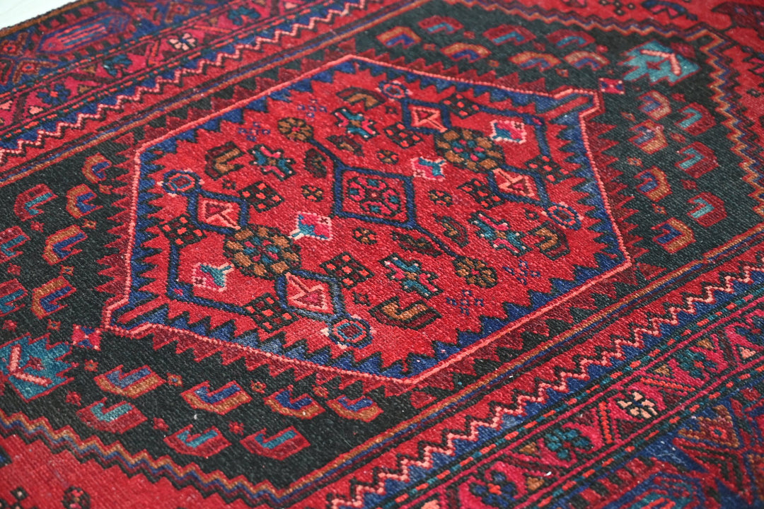 red Accent rug 3' 3" x 6' 5"