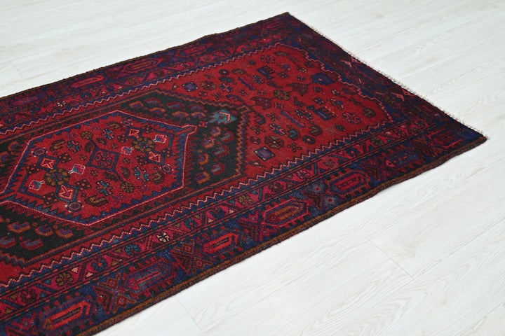 red Accent rug 3' 3" x 6' 5"