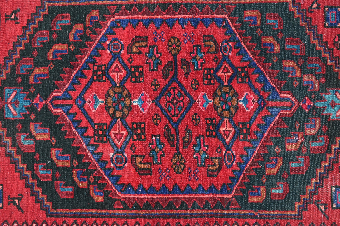 red Accent rug 3' 3" x 6' 5"