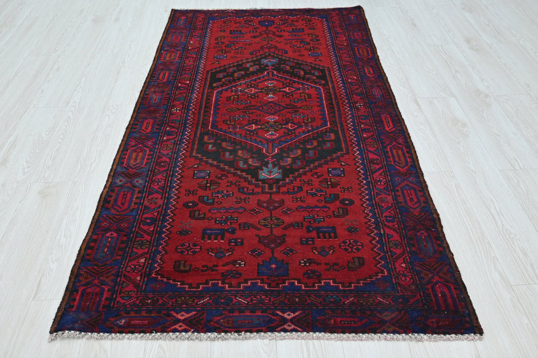 red Accent rug 3' 3" x 6' 5"