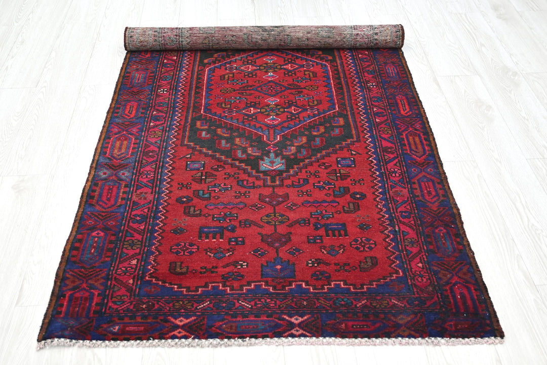red Accent rug 3' 3" x 6' 5"