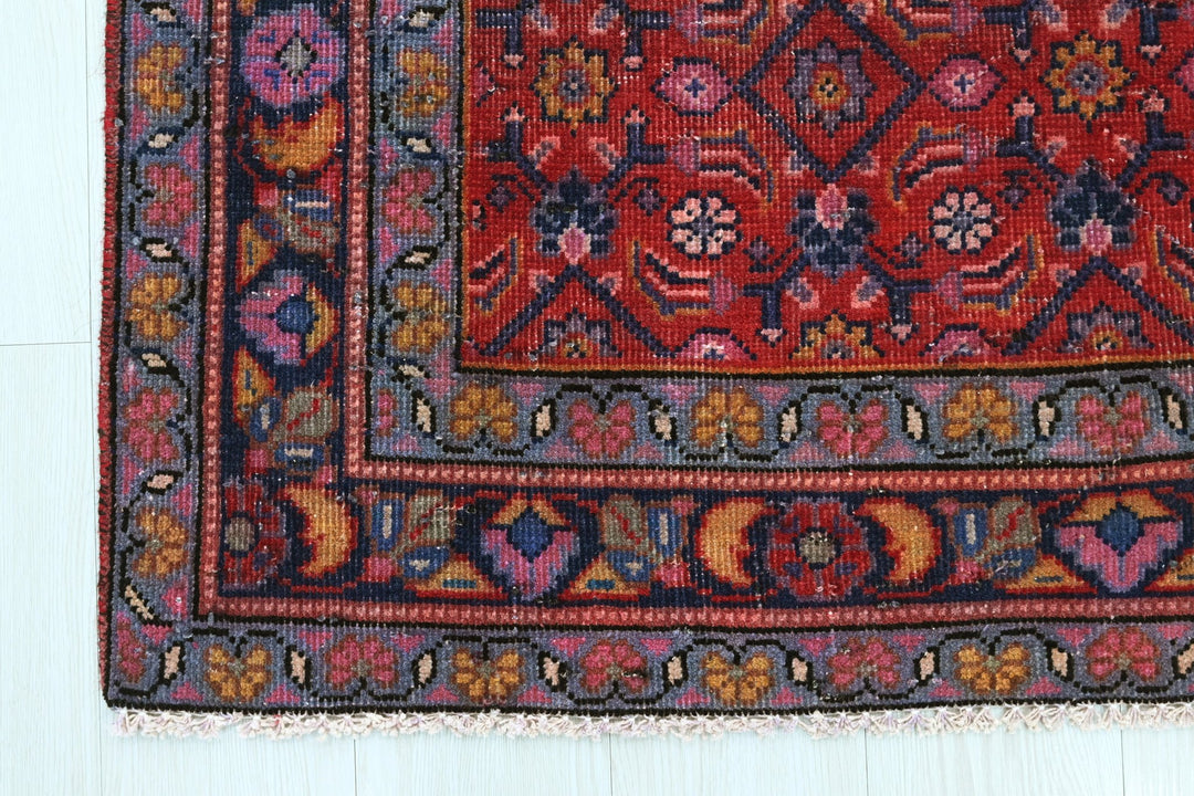 red Medium rug 3' 9" x 6' 10"