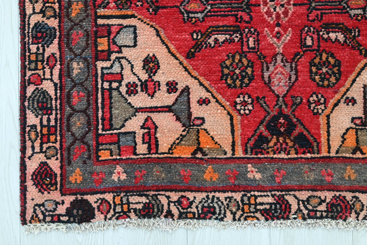 red Accent rug 3' 1" x 6' 3"