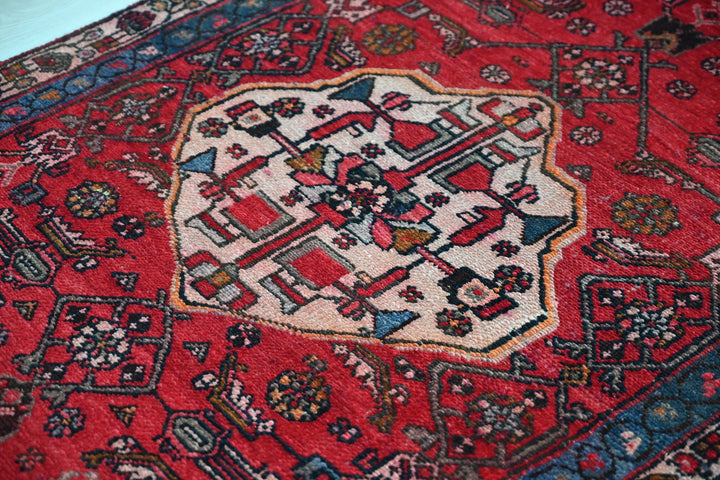 red Accent rug 3' 1" x 6' 3"