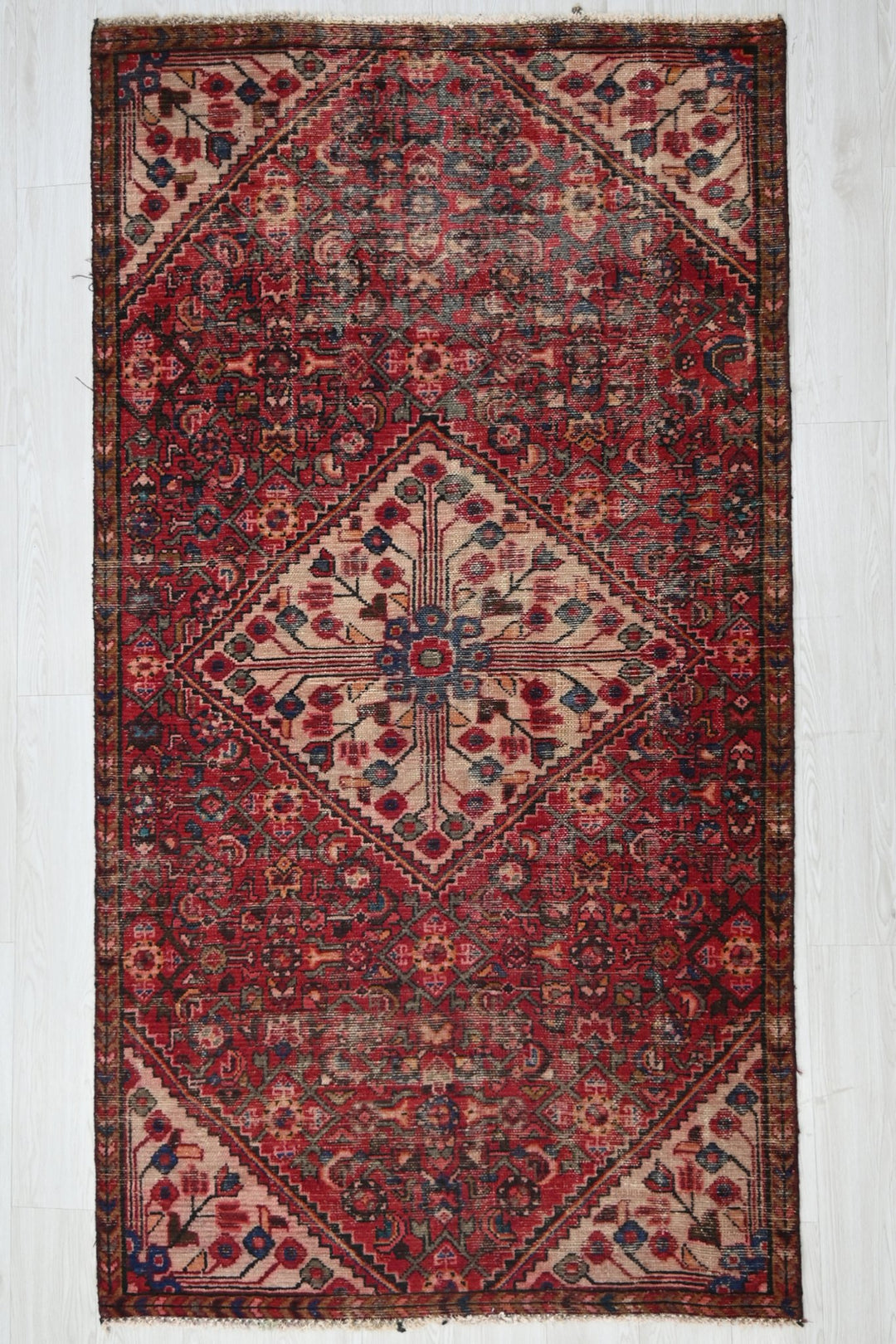 red Medium rug 4' 0" x 7' 4"