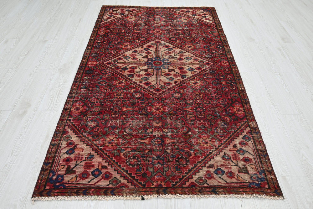 red Medium rug 4' 0" x 7' 4"