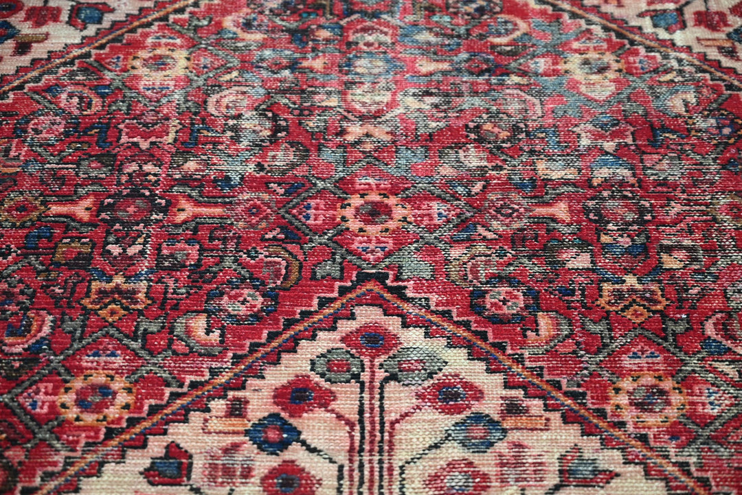 red Medium rug 4' 0" x 7' 4"