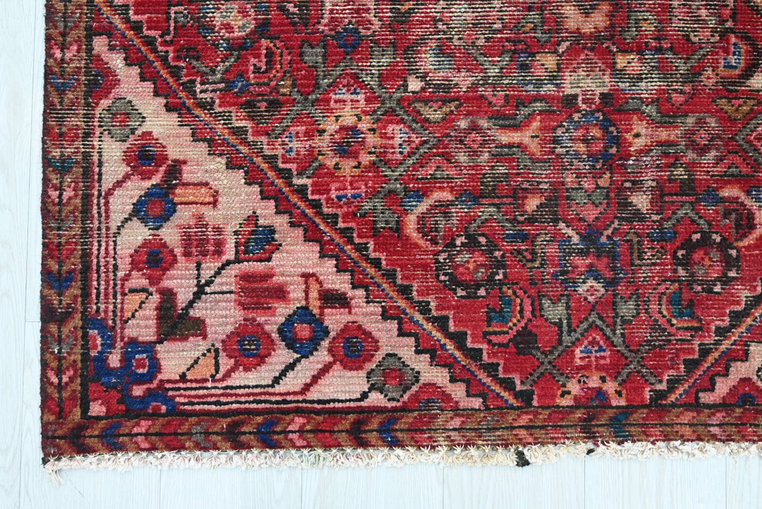 red Medium rug 4' 0" x 7' 4"