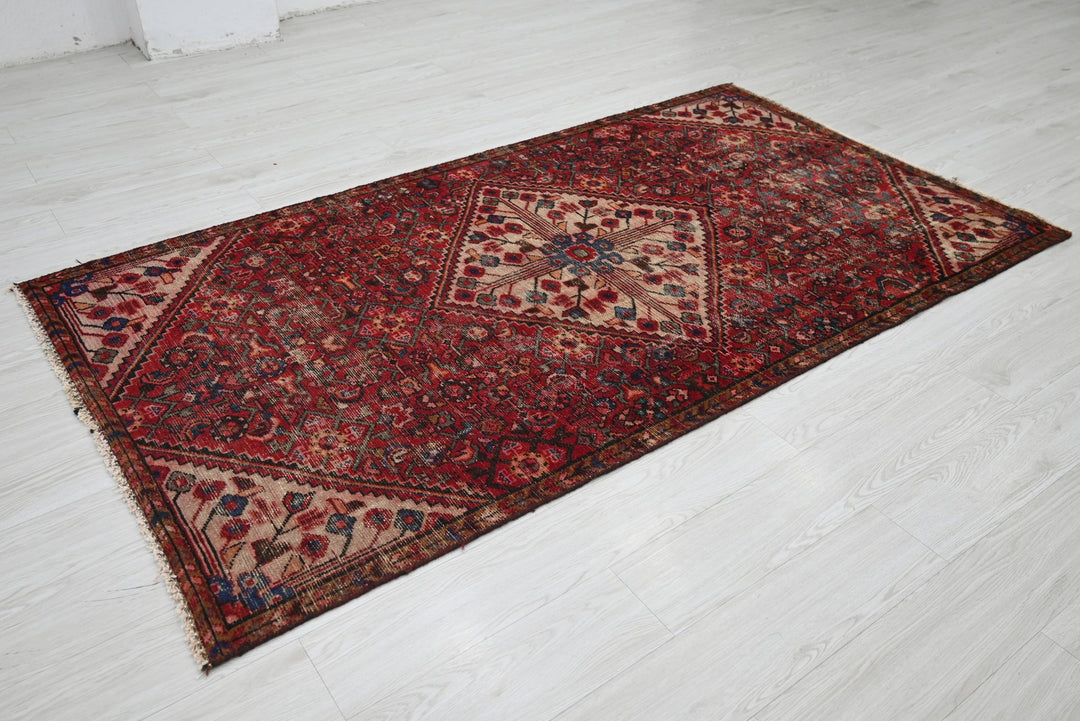 red Medium rug 4' 0" x 7' 4"