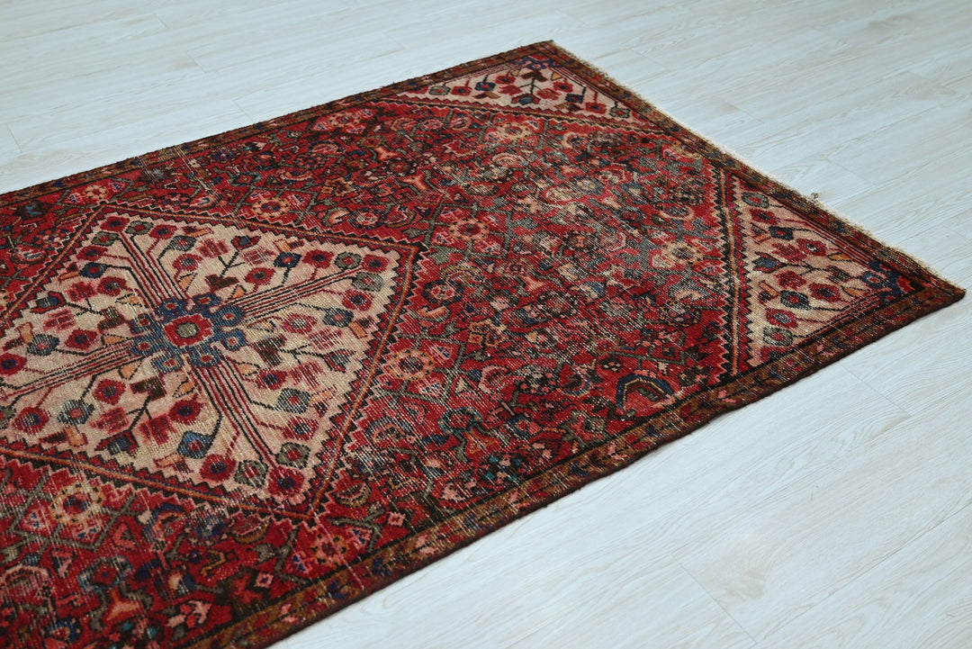 red Medium rug 4' 0" x 7' 4"