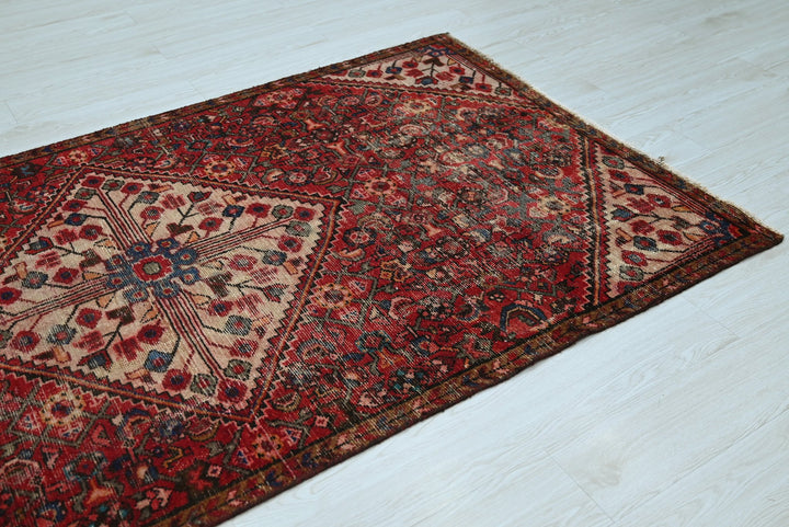 red Medium rug 4' 0" x 7' 4"