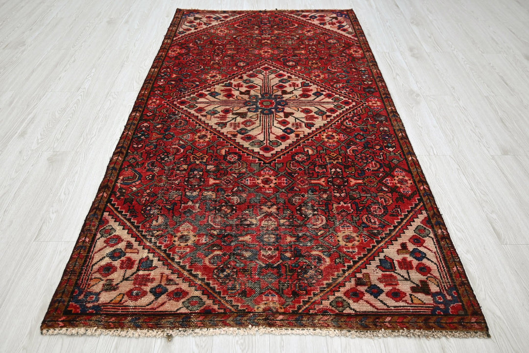 red Medium rug 4' 0" x 7' 4"