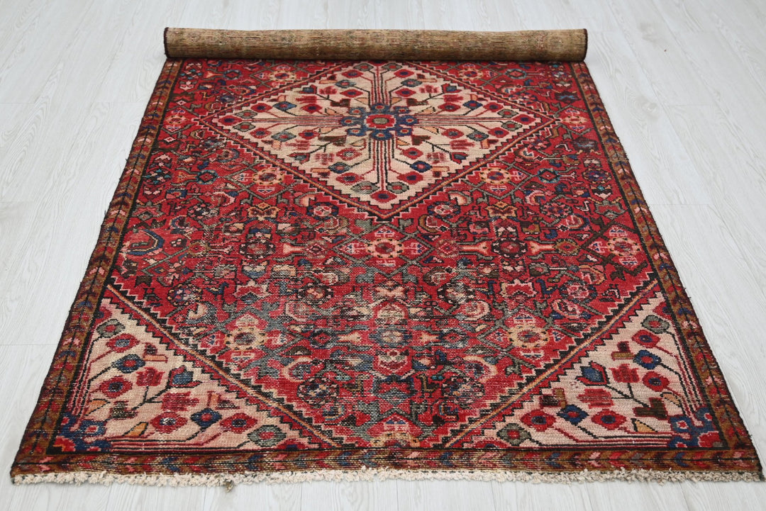 red Medium rug 4' 0" x 7' 4"