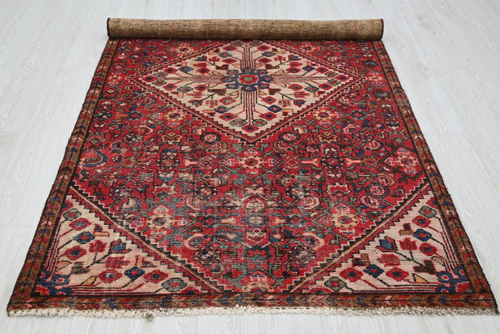 red Medium rug 4' 0" x 7' 4"