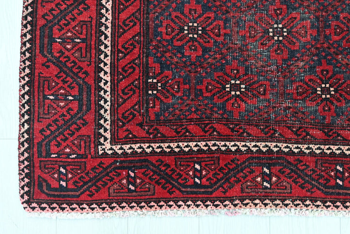 red Accent rug 3' 7" x 6' 4"