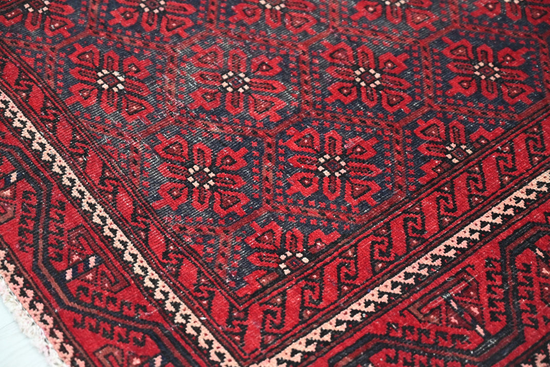 red Accent rug 3' 7" x 6' 4"