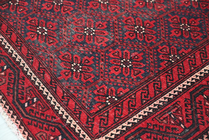 red Accent rug 3' 7" x 6' 4"